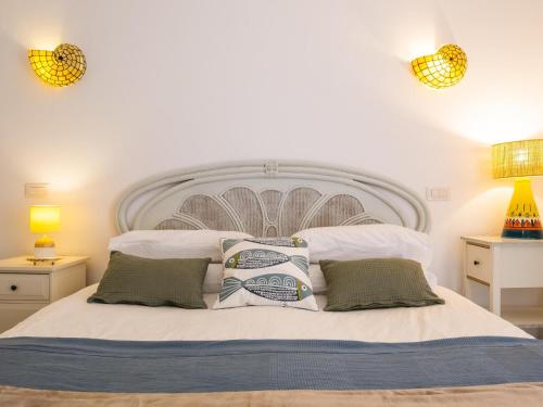 een slaapkamer met een groot wit bed met 2 lampen bij Live Poris Begonia 89 in Poris de Abona