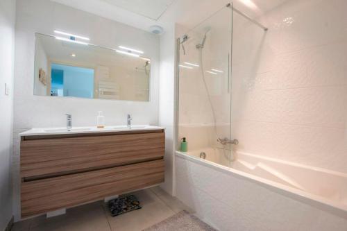 une salle de bain avec un lavabo et une douche avec un miroir dans l'établissement Blue Pearl A008, à Nice