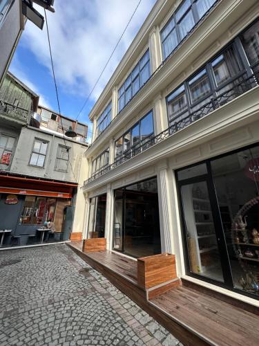 Un edificio con un balcón en el lateral. en Berfinn Hotel Ortaköy, en Estambul