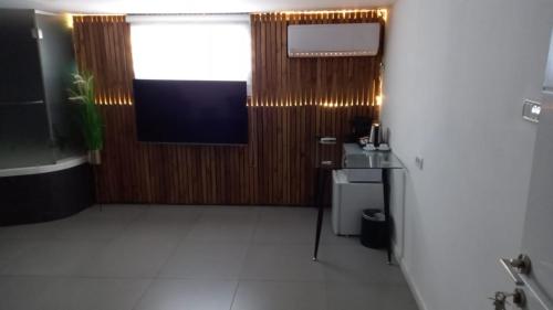 ein Badezimmer mit großem Fenster und Fernseher in der Unterkunft Elven Hotel in Jerusalem
