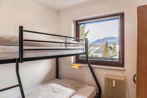 Cette chambre dispose de lits superposés, de 2 lits superposés et d'une fenêtre. dans l'établissement Haus Excelsior Top 21, à Seefeld in Tirol