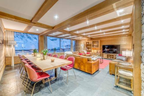 un salon avec une table, des chaises et un canapé dans l'établissement Luxury apartment Stay With us Resorts, à Tignes