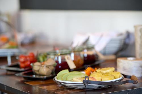 a counter top with a plate of fruit and vegetables at Danhostel Rønde in Rønde
