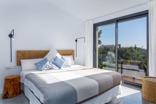 コスタ・デ・ラ・カルマにある3009 - Luxurious new villa in quiet area in Costa de la Calmaのベッドルーム1室(ベッド1台、大きな窓付)