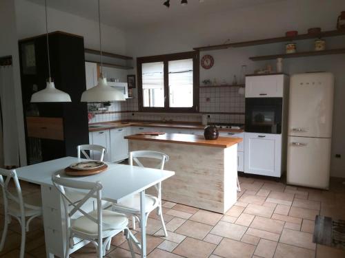 cocina con mesa blanca y electrodomésticos blancos en Appartamento indipendente, en San Pietro Vernotico