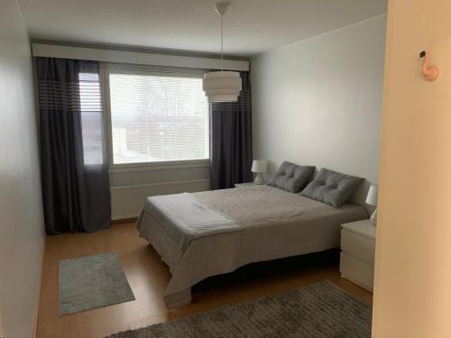 - une chambre avec un lit et une fenêtre dans l'établissement Keskustan kaksio, à Rovaniemi