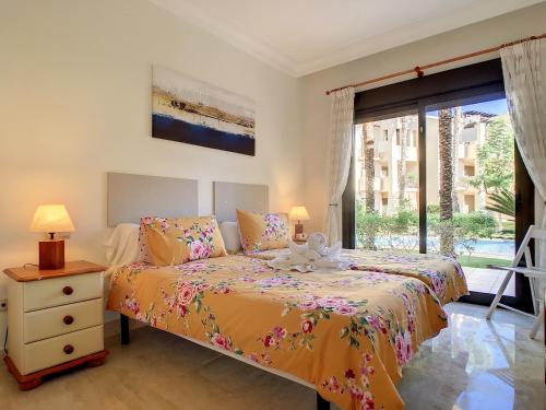 1 dormitorio con 2 camas y ventana en Roda Golf Resort - 9309 en San Javier