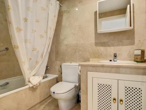 uma casa de banho com um WC e um lavatório em Roda Golf Resort - 9309 em San Javier