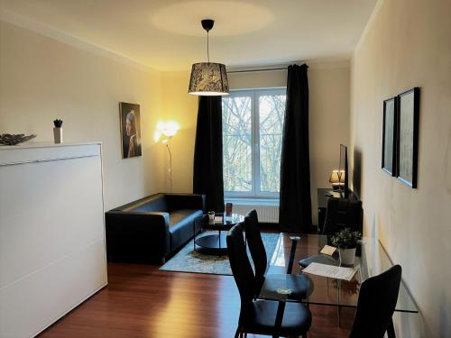 salon z kanapą i stołem w obiekcie Spa Moser apartments w Karlowych Warach