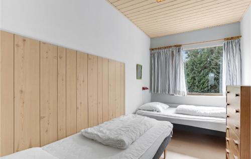 sypialnia z 2 łóżkami i oknem w obiekcie 4 Bedroom Stunning Apartment In Hasle w mieście Hasle