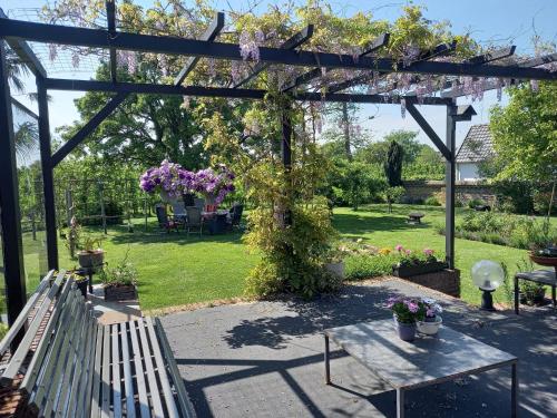 Taman di luar B&B 't Pakhuis