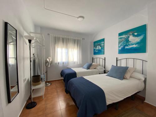 A bed or beds in a room at Apartamento en Apartaclub La Barrosa