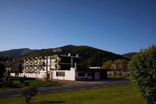 un hotel al lado de una carretera en Hotel del Trueno, en Ezcaray