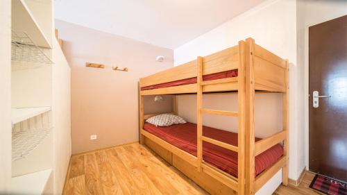 1 Schlafzimmer mit 2 Etagenbetten in einem Zimmer in der Unterkunft Les Cimes-617 Appart pied des pistes-6 pers in Allos