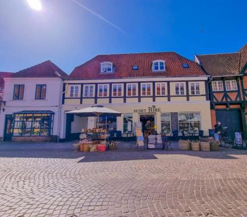 ein großes Gebäude mit einem Marktplatz davor in der Unterkunft HosHelle in Ribe