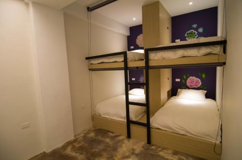a bunk bed room with two bunk beds at Arch Inn in Hualien City