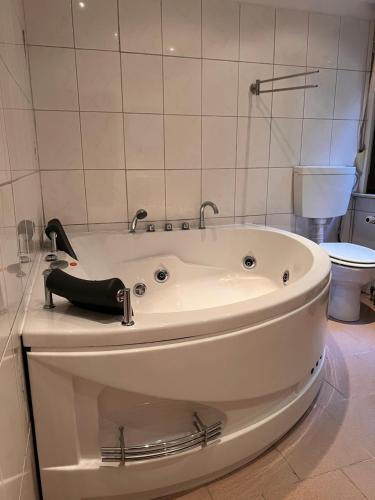 Ένα μπάνιο στο Beautiful 8 Bed Apartment in Hallenberg