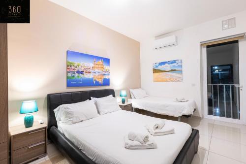 1 Schlafzimmer mit 2 Betten und einem Fenster in der Unterkunft A lovely 3 Bedroom, 3 Baths home in the centre of Gzira by 360 Estates in Gżira