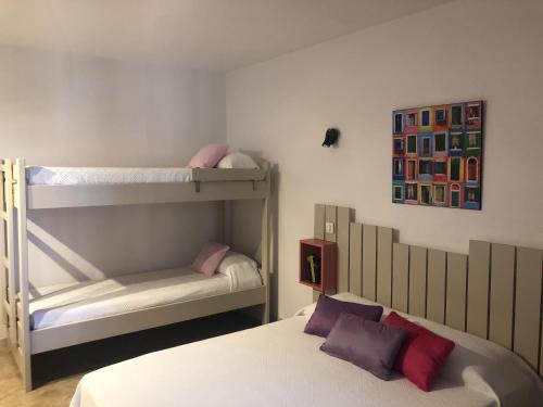- une chambre avec deux lits superposés et un lit dans l'établissement Villa I Merli Nous contacter avant réservation, à Saint-Florent