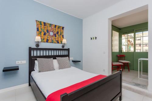 1 dormitorio con 1 cama grande con manta roja en Charming 3 Bdr-2 Bthr In Gracia en Barcelona