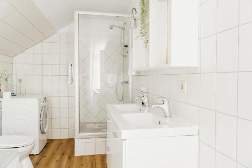 360 Grad Hotel & Bar في لير: حمام أبيض مع حوض ومرحاض