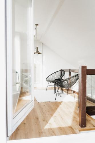 a room with a table and a bench in it at 360 Grad Hotel & Bar in Leer