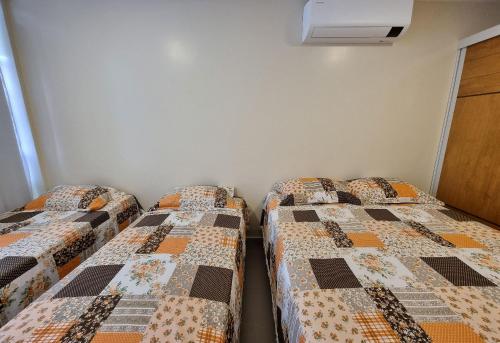 a room with two beds in a room at Areias do Mar ! Moderno e Confortável A217 in Barra de São Miguel