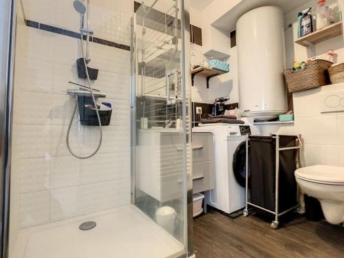 une douche dans une salle de bain avec toilettes et lavabo dans l'établissement Location Granville - Remparts de la Hauteville, à Granville