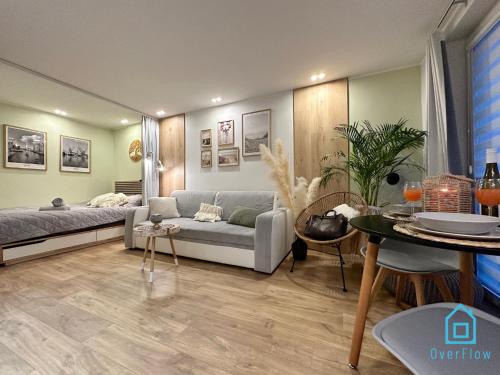 Posteľ alebo postele v izbe v ubytovaní Boho Apartment - 10 Min to Old Town Gdańsk,PKP & Shopping Mall