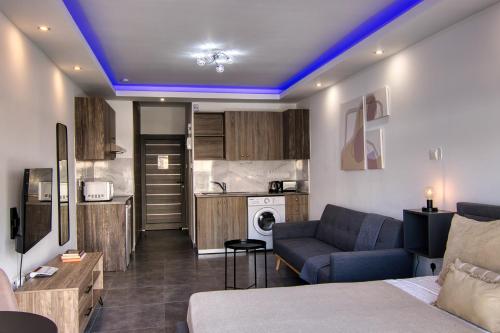 Il comprend un salon avec un lit et un canapé. dans l'établissement Phaedrus Living: Seaside Luxury Flat Athina 117, à Paphos