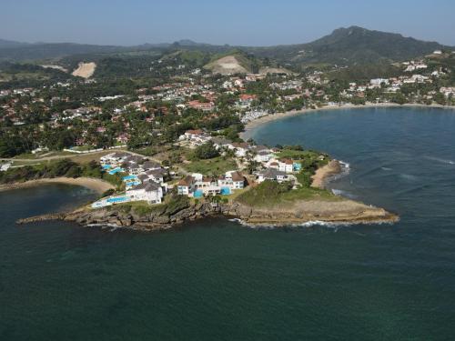 una vista aérea de una pequeña isla en el océano en Peninsula Esmeralda Luxury Villas, en San Felipe de Puerto Plata
