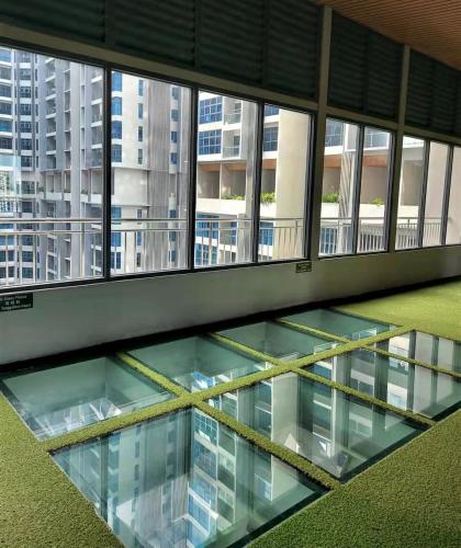an empty glass floor in a building with windows at Spacious 1BR Kingbed Seaview Pool Wifi 8min Jonker Atlantis in Tranquerah