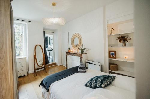 - une chambre avec un lit et un oreiller dans l'établissement L'Alma16:Jardin, centre ville, belles prestations, à Cherbourg en Cotentin