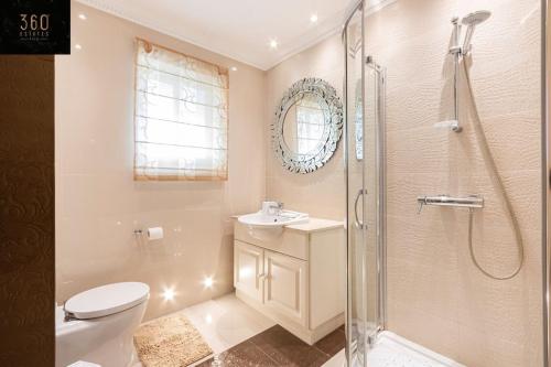 Un baño con ducha, inodoro y lavabo. en One of a KIND, Seafront property in St Georges Bay by 360 Estates, en San Julián