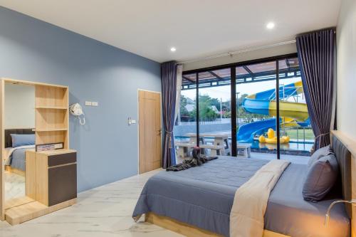ein Schlafzimmer mit einem großen Bett und einer Rutsche in der Unterkunft Ban Kiang Rak pool villa Hua Hin บ้านเคียงรักพูลวิลล่าหัวหิน in Hua Hin