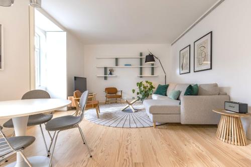 a living room with a couch and a table at Ando Living - Douradores House in Lisbon