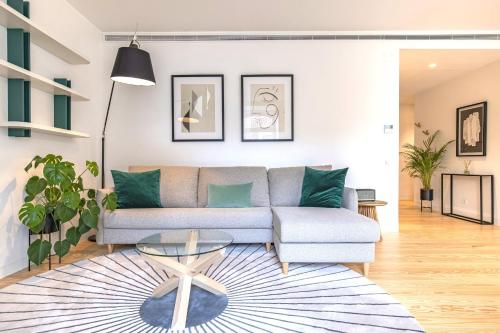 a living room with a couch and a table at Ando Living - Douradores House in Lisbon