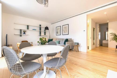 a living room with a white table and chairs at Ando Living - Douradores House in Lisbon