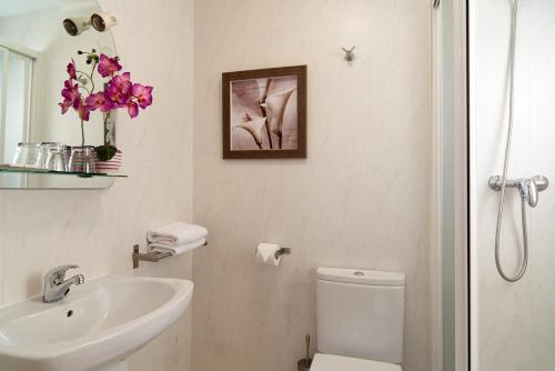 マドリードにあるTHC ベルガンティン ホステルの白いバスルーム(洗面台、トイレ付)
