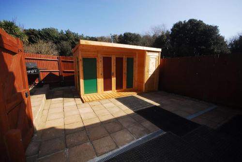 Gallery image of Get Away Home With Hot Tub Sleeps 4 in Peacehaven