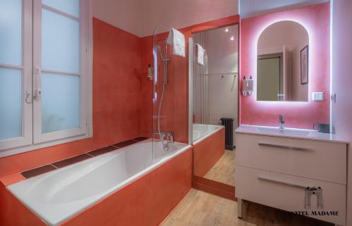 Salle de bains dans l'établissement Hôtel Madame