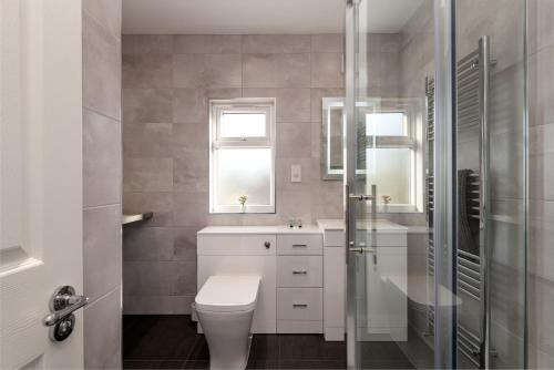 bagno con servizi igienici, lavandino e finestra di Work Trips Refined a Gillingham