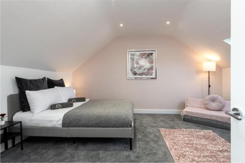 um quarto com uma cama grande e um sofá em Work Trips Refined em Gillingham