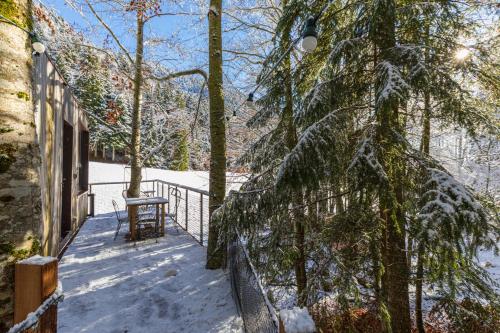 Cabane perchée La Résilience sur le plateau du Vercors v zimě