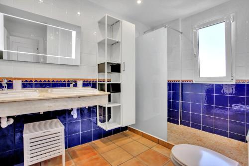 A bathroom at CASA DUNAS