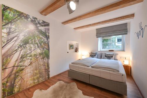 1 dormitorio con cama y ventana grande en Im Allgäuer Bauernstall en Nesselwang
