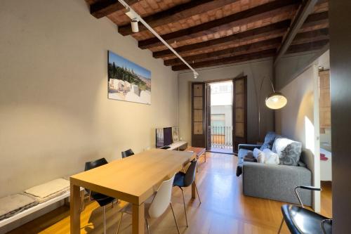 salon ze stołem i kanapą w obiekcie ApartEasy - Central Gracia Apartments w Barcelonie