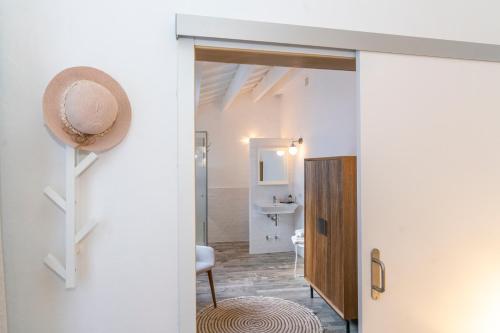 Habitación con una puerta que da a un baño. en Encant de Alaior Boutique Hotel en Alaior