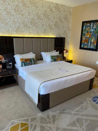 a bedroom with a large bed in a room at Ferdi Lilly in Ben ʼAknoûn