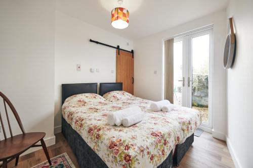 Postel nebo postele na pokoji v ubytování Frogmore- pretty central cottage with Castle views